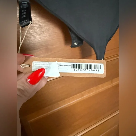 SKIMS Essential Mock Neck Long Sleeve Bodysuit - Picture 3 of 4